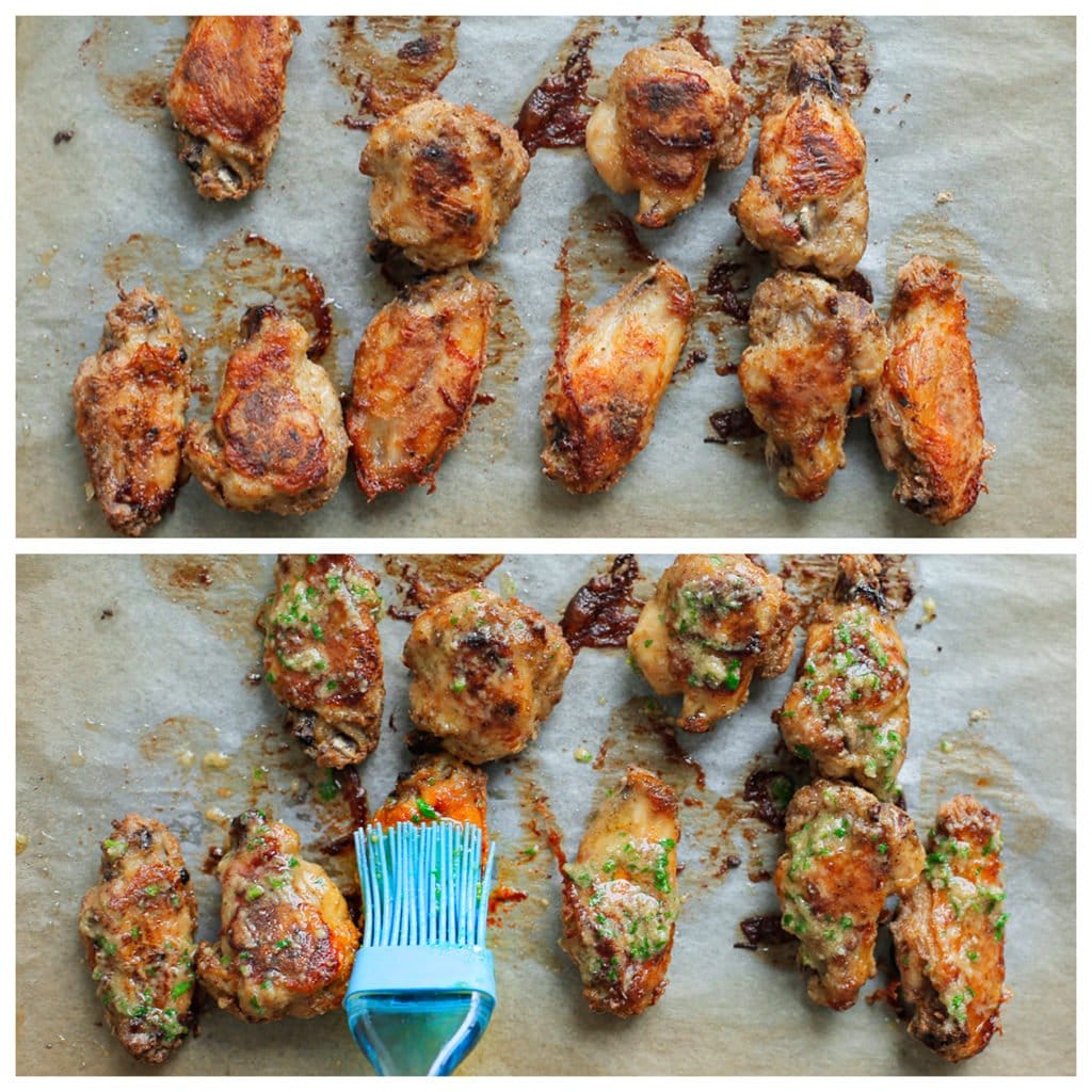 Smeer de kippenvleugels in met het kruidenbotermengsel. Leg de kippenvleugels weer in de oven en bak 5 minuten.