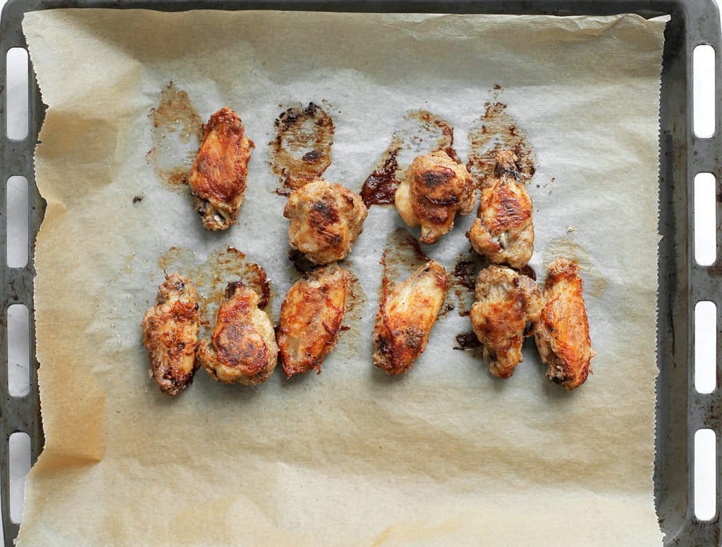 Draai de kippenvleugels om en bak 15 minuten.