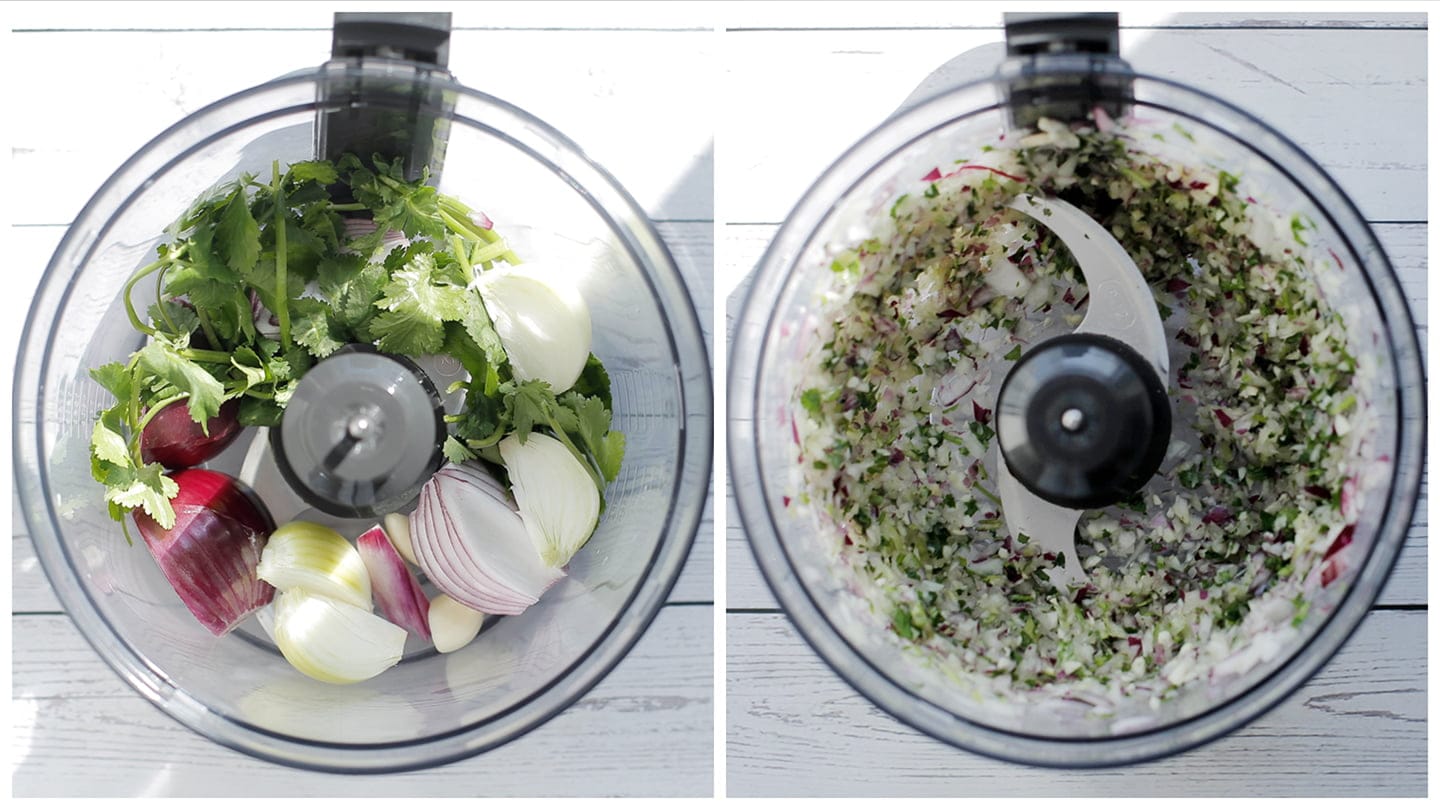 Rode ui, gele ui knoflook en koriander mixen in een hakmolen