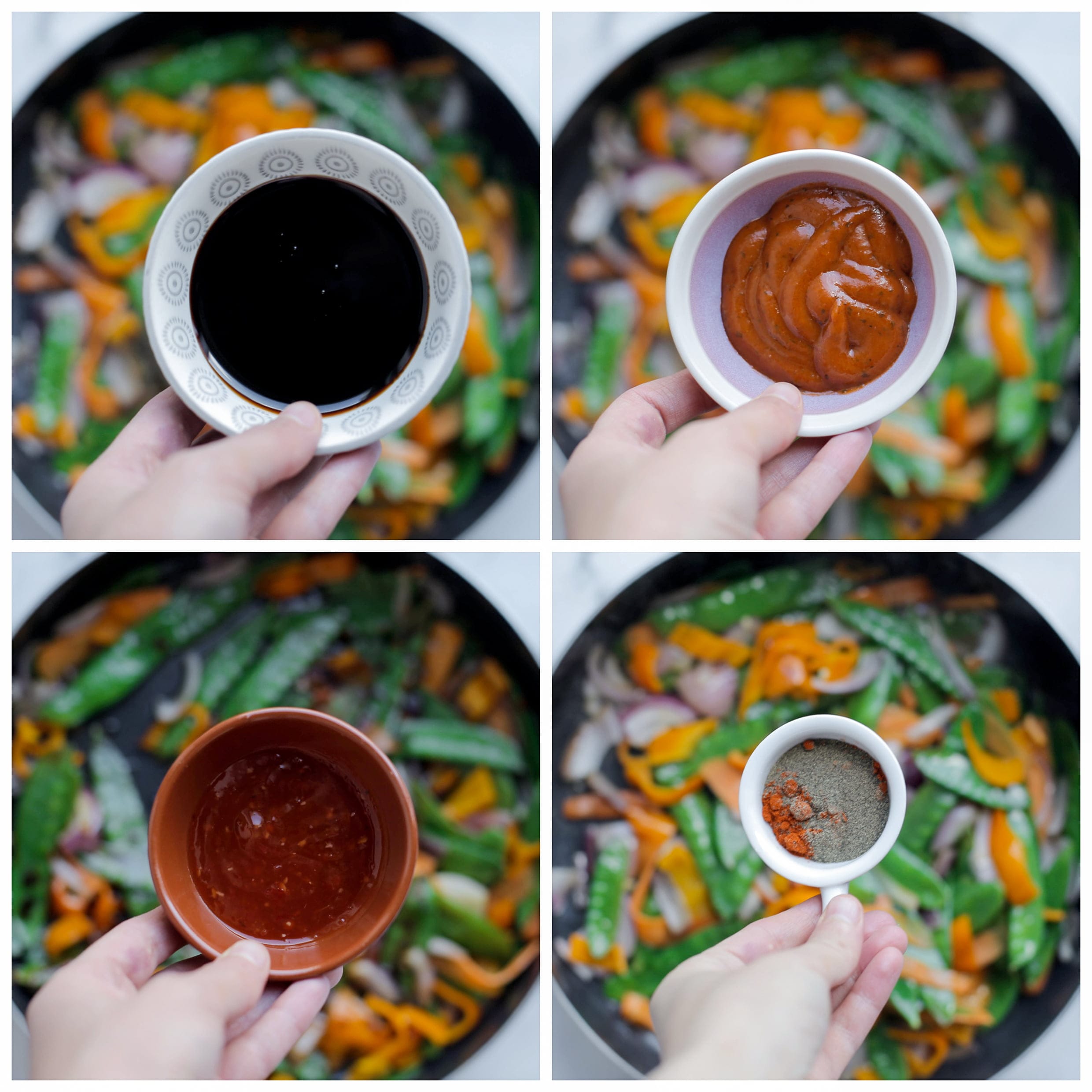 Sauzen en kruiden toevoegen aan de gebakken groenten