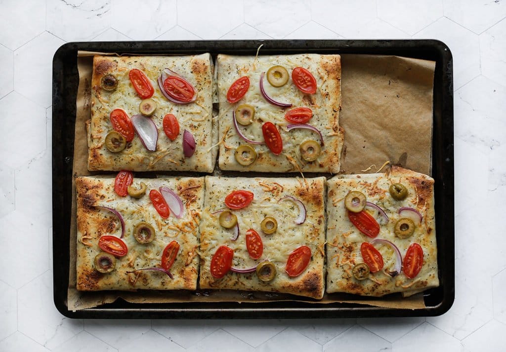 Leg de tonijnpakketjes in een voorverwarmde oven op 220 ℃. Bak 10-12 minuten of tot de kaas is gesmolten.