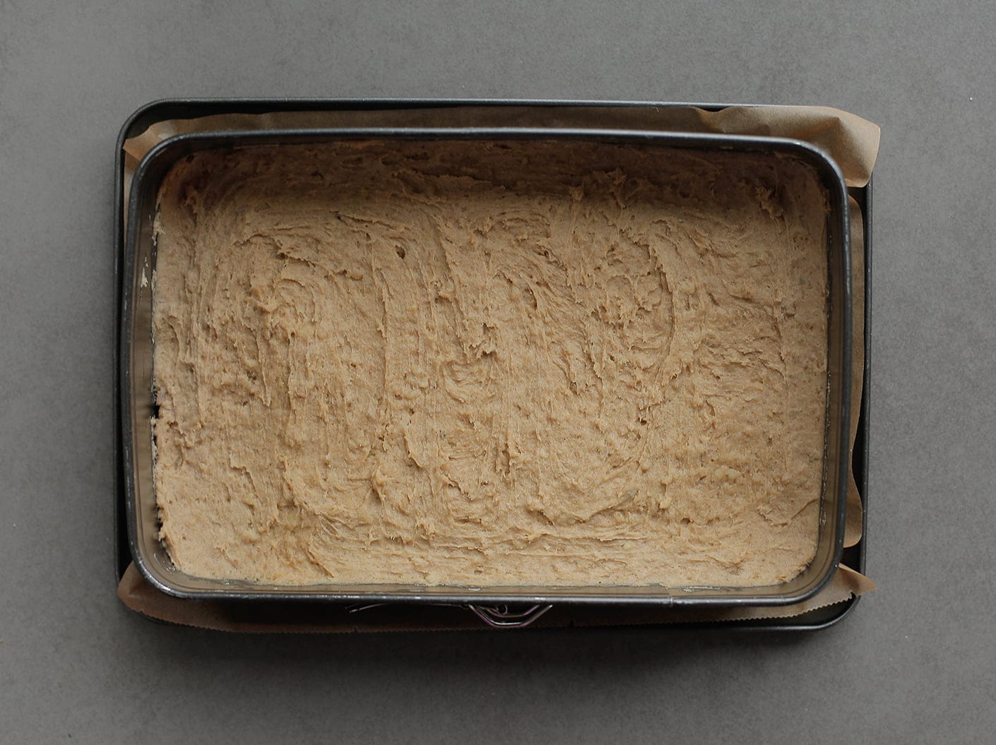 Walnotenkoekjesdeeg in een bakvorm