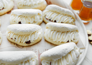 Zoete broodjes gevuld met room