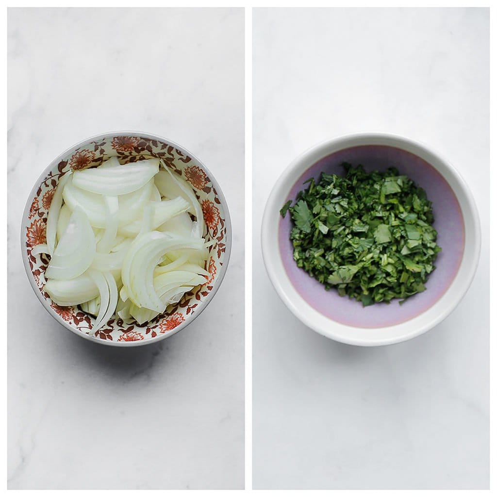 Pel de gele ui. Snijd de gele ui in halve ringen en hak de koriander fijn.