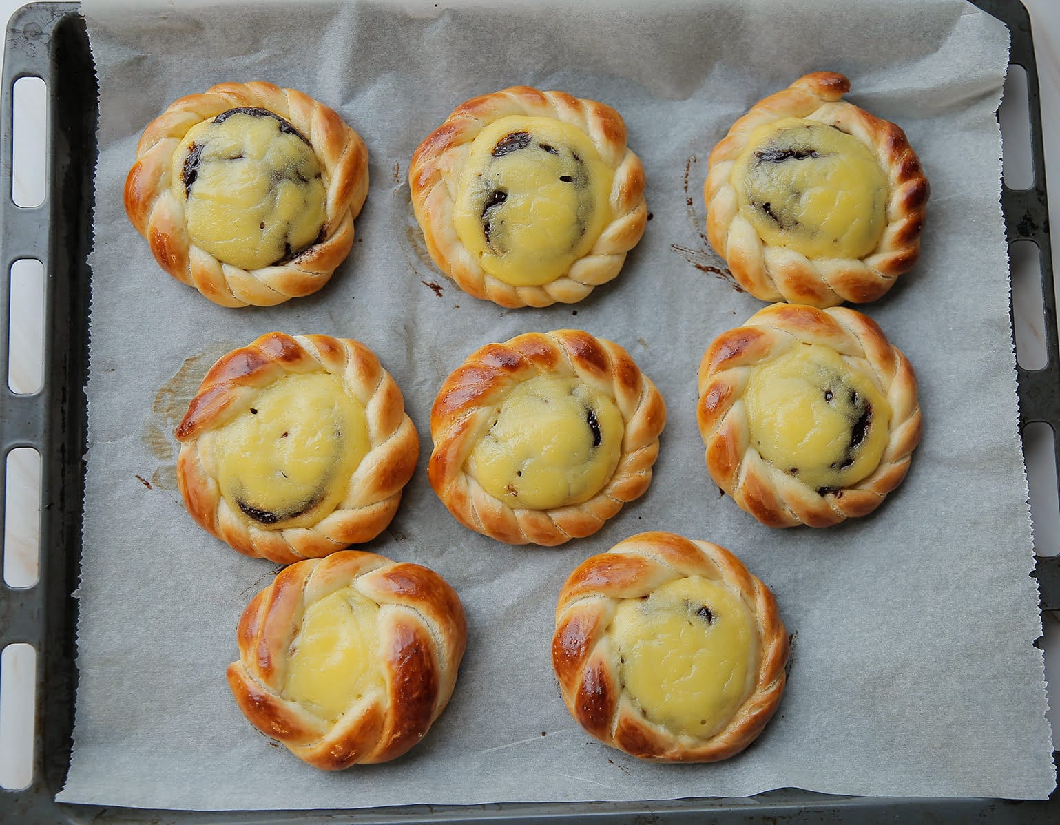 Broodjes met nutella en gele room bakken in de oven