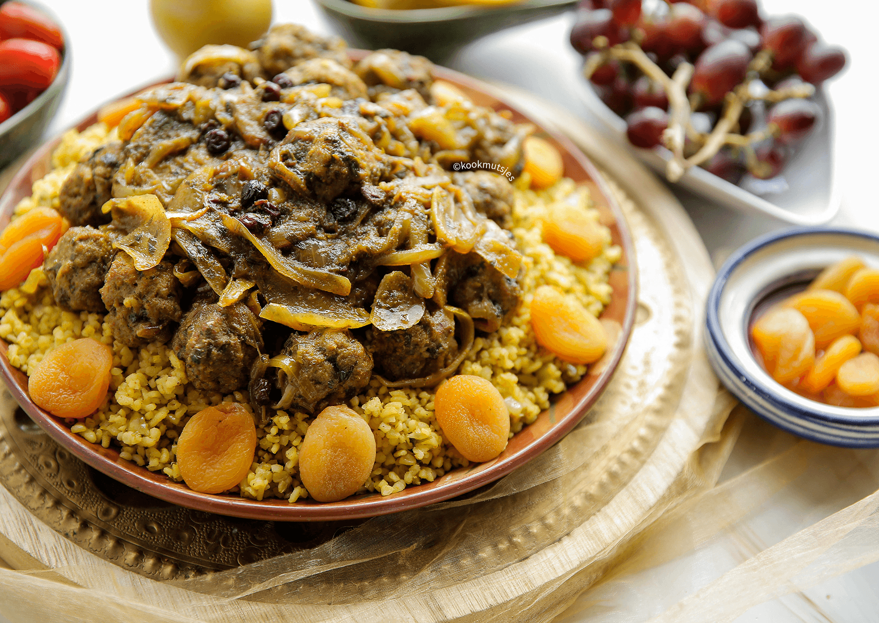 Bulgur met gehaktballen en ui