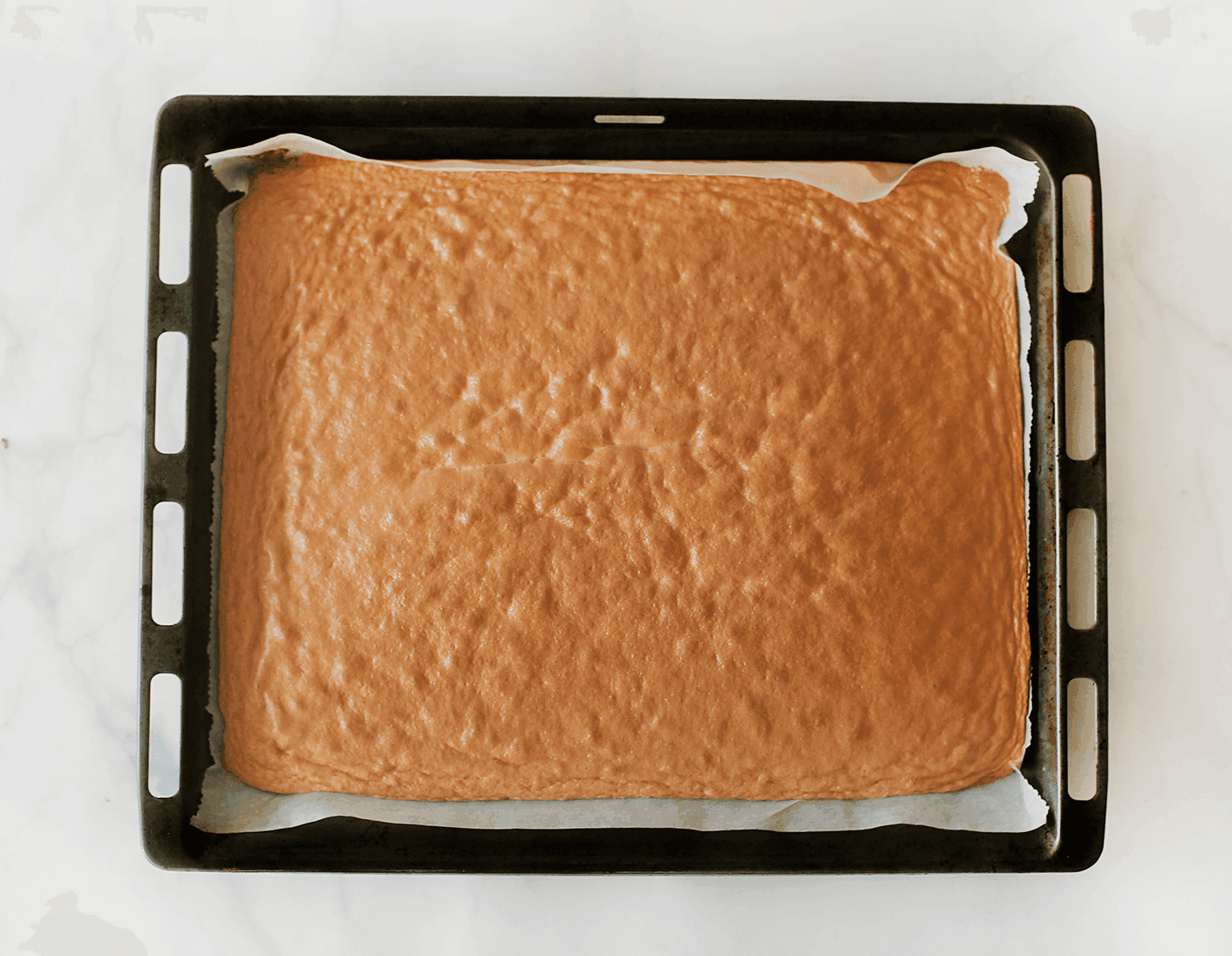 Cake bakken in de oven voor de Speculoos rolcake
