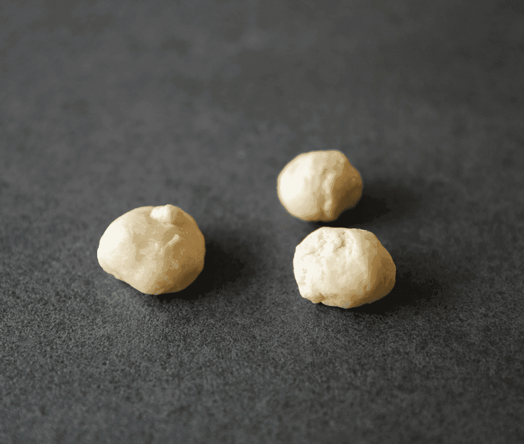 Verdeel elk stuk deeg (70 g) weer in 3 stukken: 30 g, 20 g en 20 g.