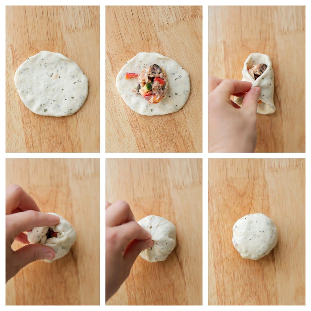 Neem een bolletje deeg en druk plat (10 cm). Schep de vulling erop en vouw dicht.