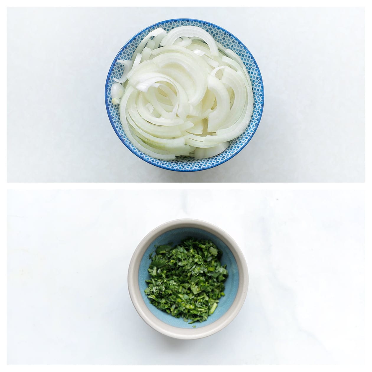 Gele ui in halve ringen en gehakte peterselie