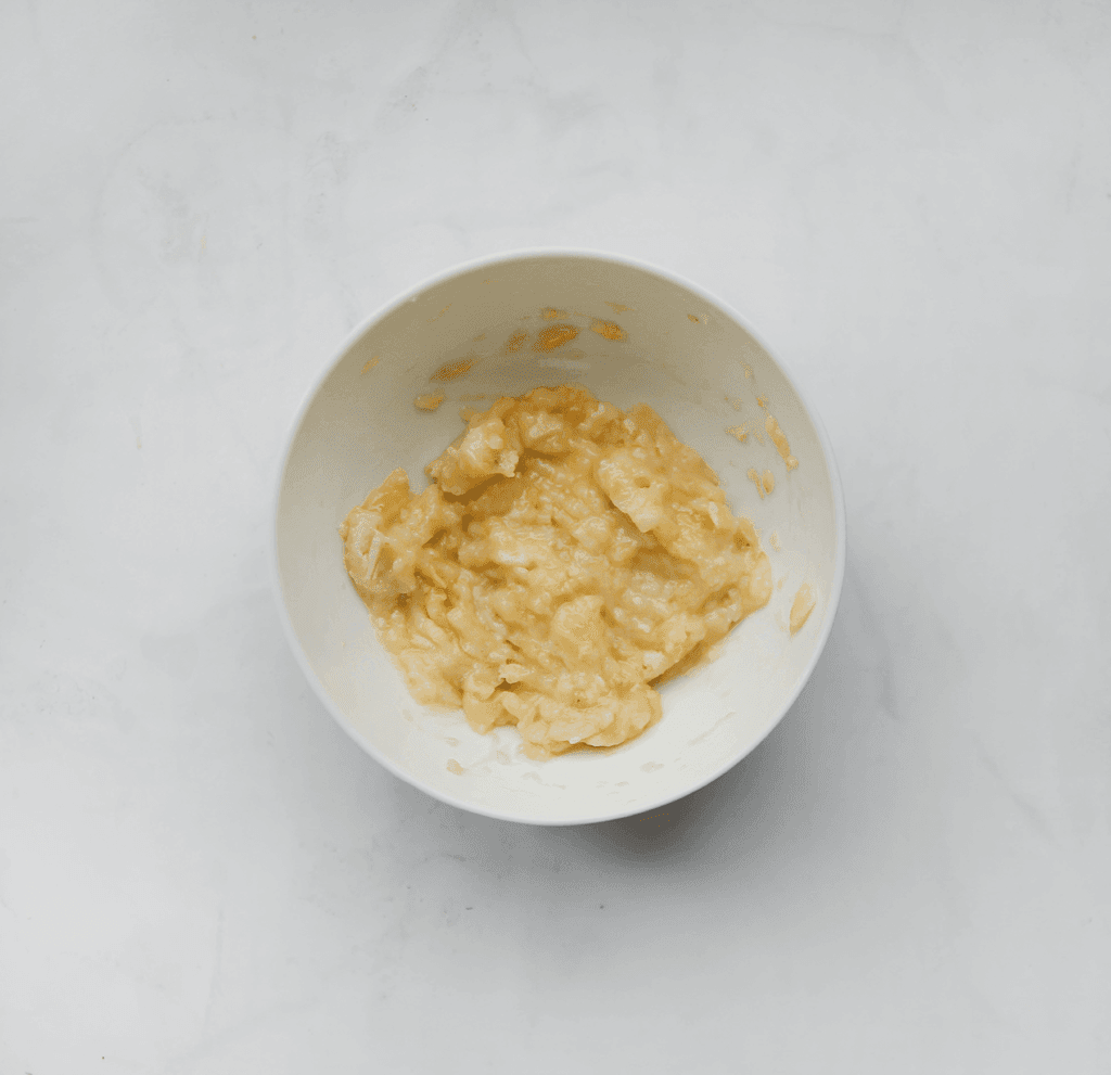 Pel en prak de banaan fijn.