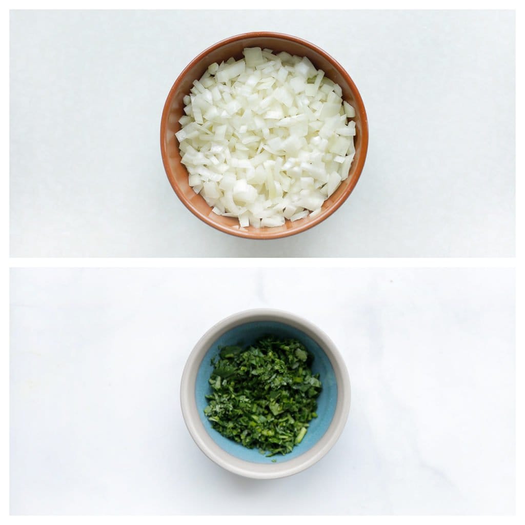 Pel en snipper de gele ui. Hak de peterselie fijn.