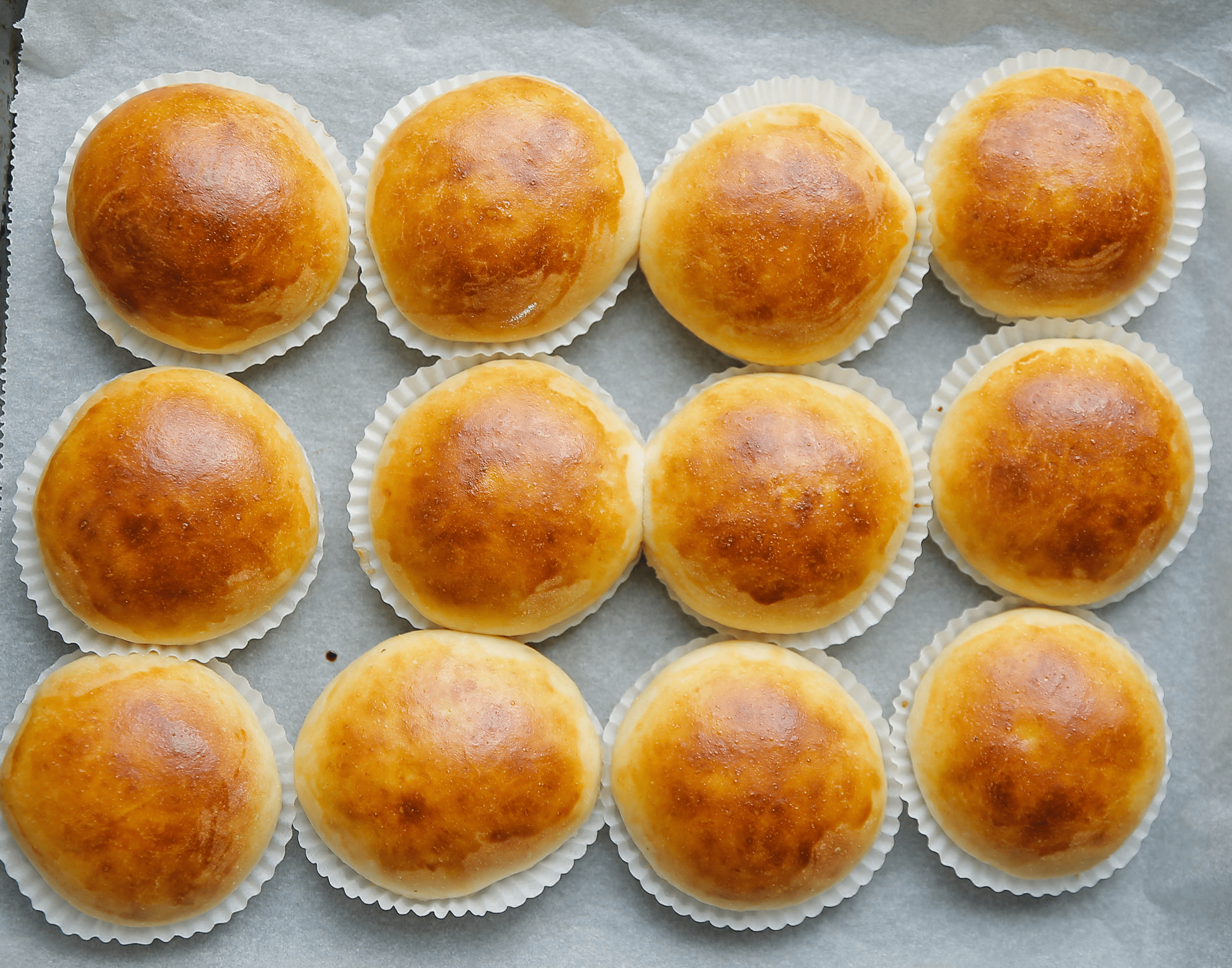 Gevulde walnotenbroodjes gaar bakken in de oven