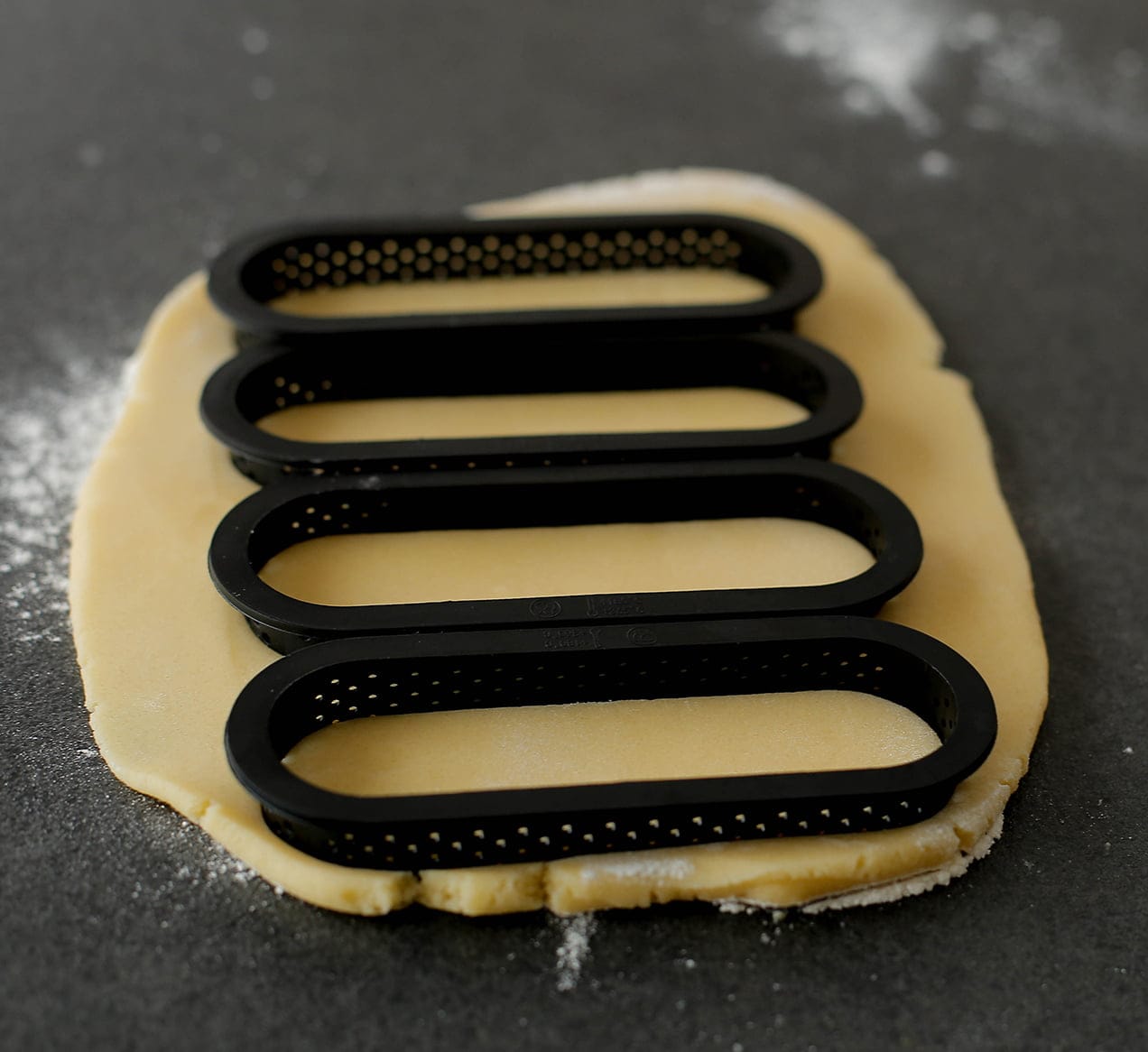 Koekjesdeeg vormpjes uithalen