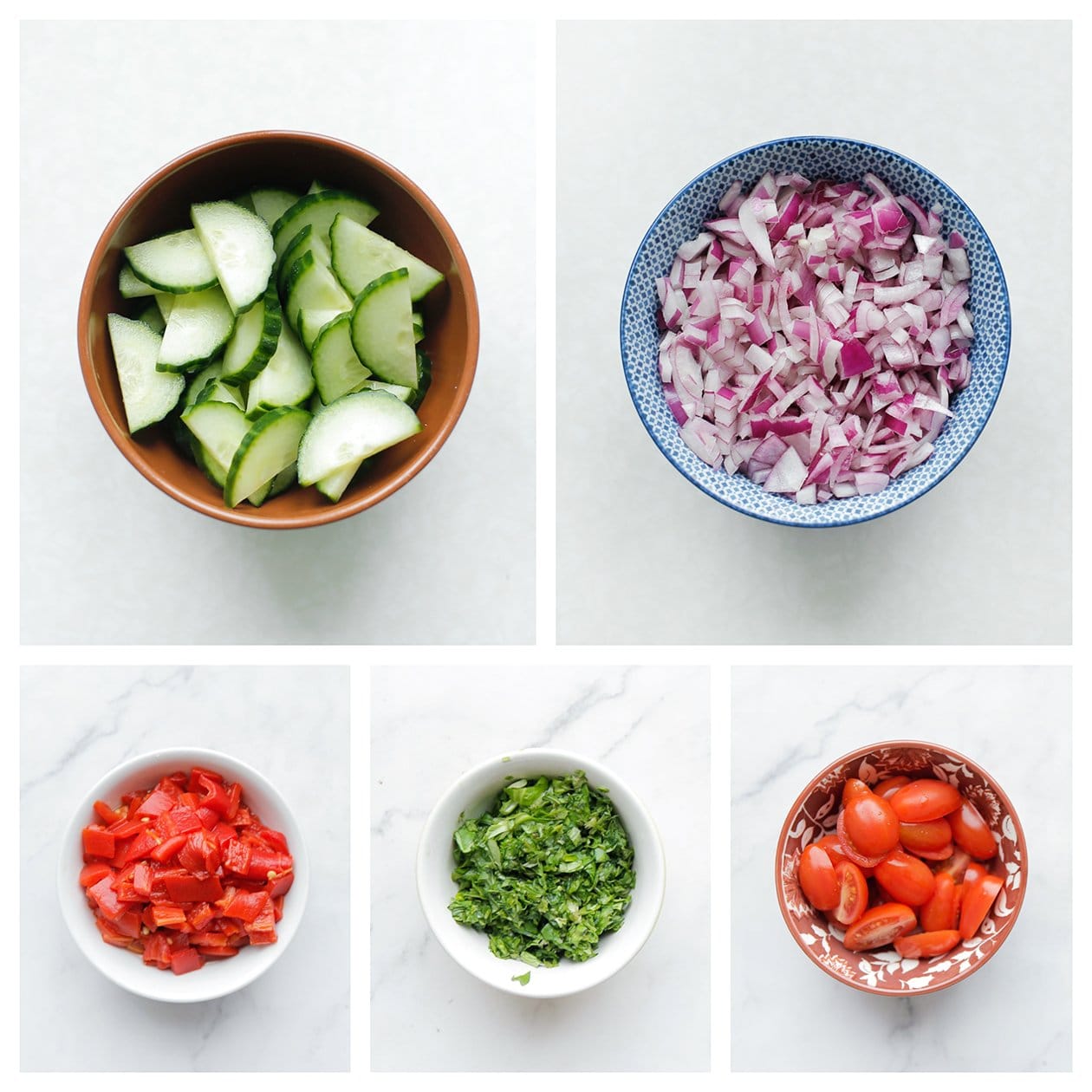 Pel en snipper de rode ui. Snijd de komkommer in plakjes en dan in halfjes. Snijd de gegrilde paprika in blokjes. Snijd de snoeptomaatjes in halfjes. Hak de rucola in stukken.