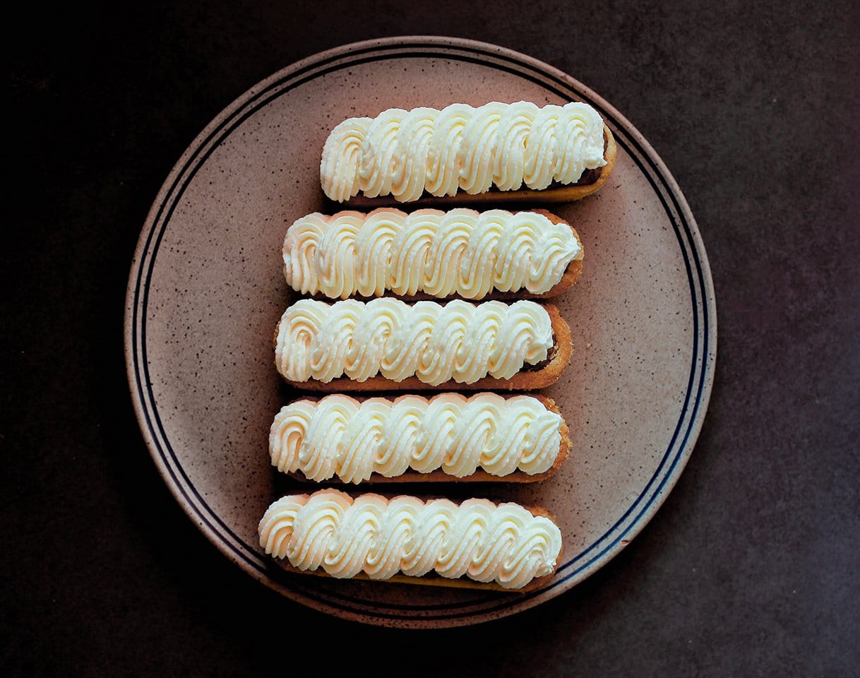 Toefje room over de sloffen spuiten