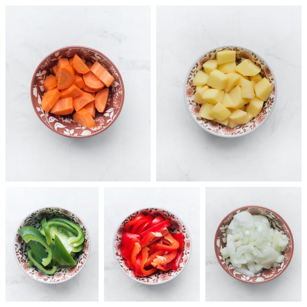Snijd de wortel in halve plakken. Schil en snijd de aardappels. Snijd de groene- en rode paprika in stukken. Pel en snipper de gele ui.