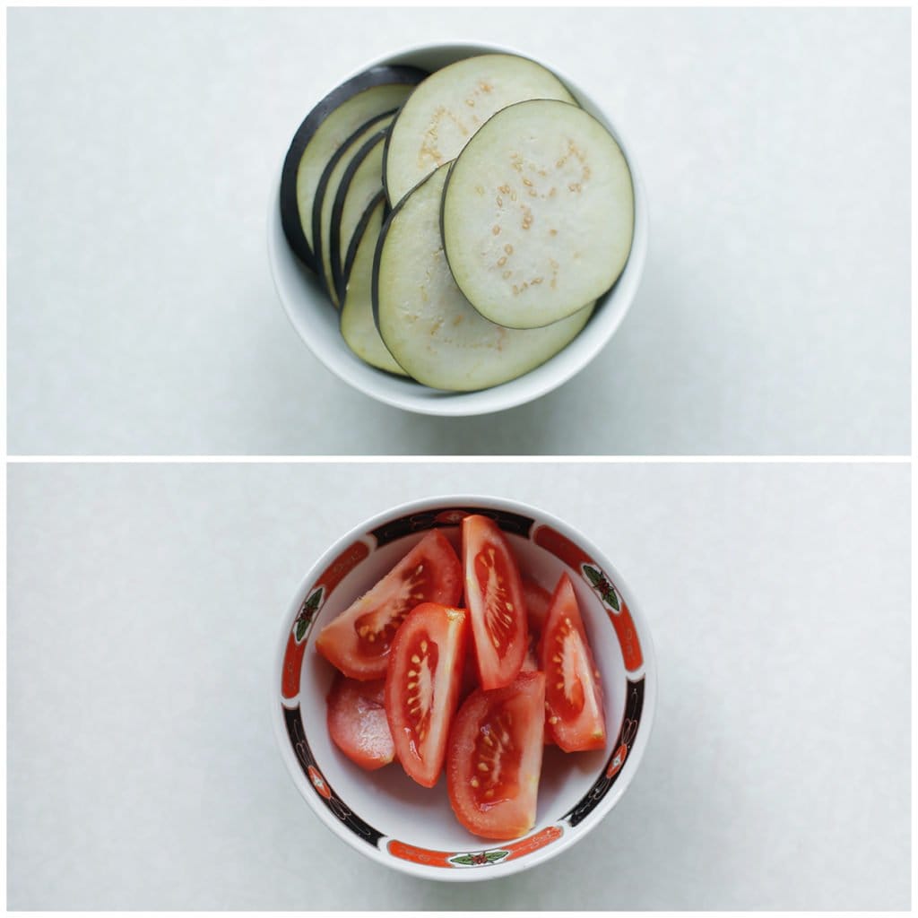 Snijd de aubergine en tomaat in plakjes.