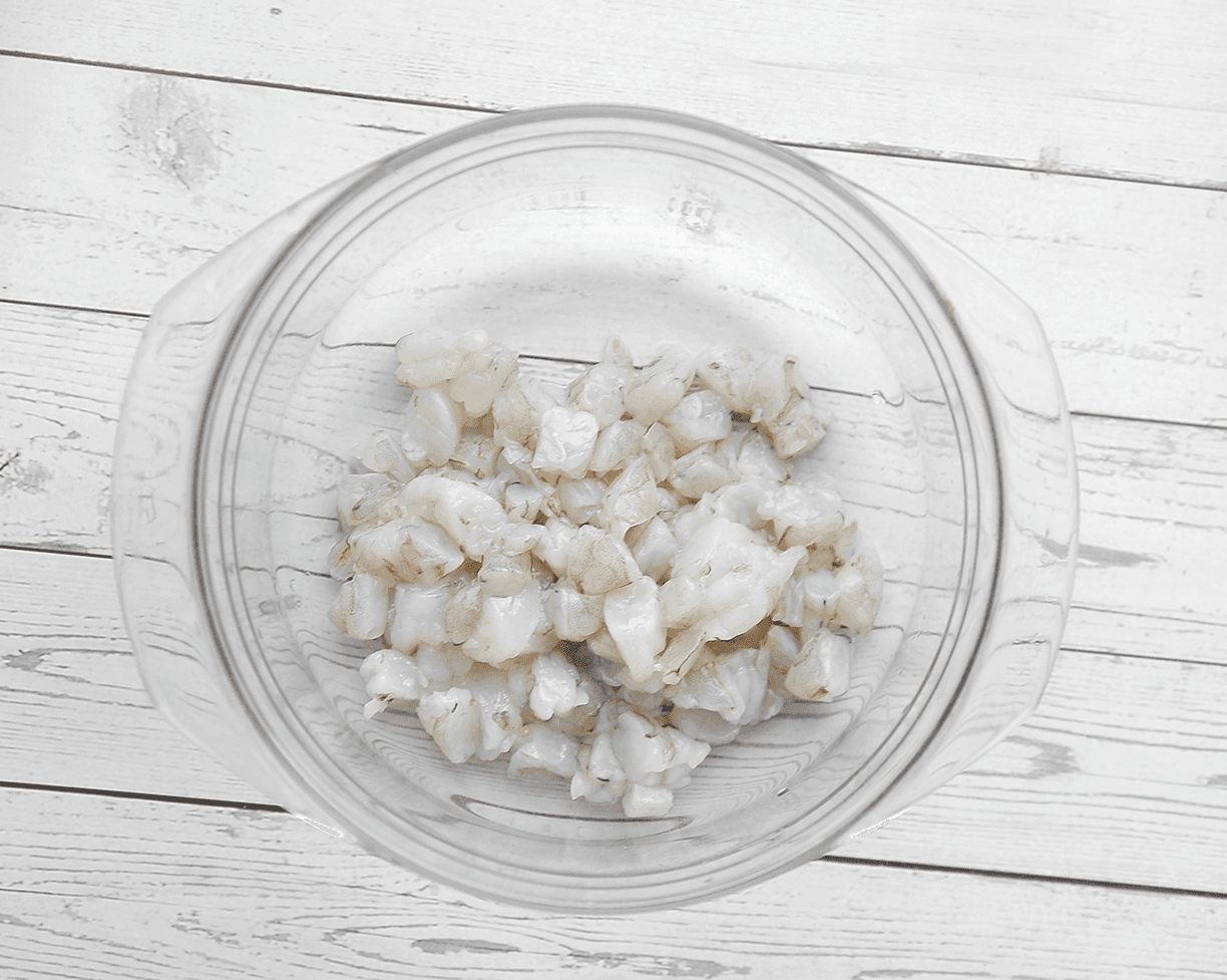 Garnalen in kleine stukken snijden