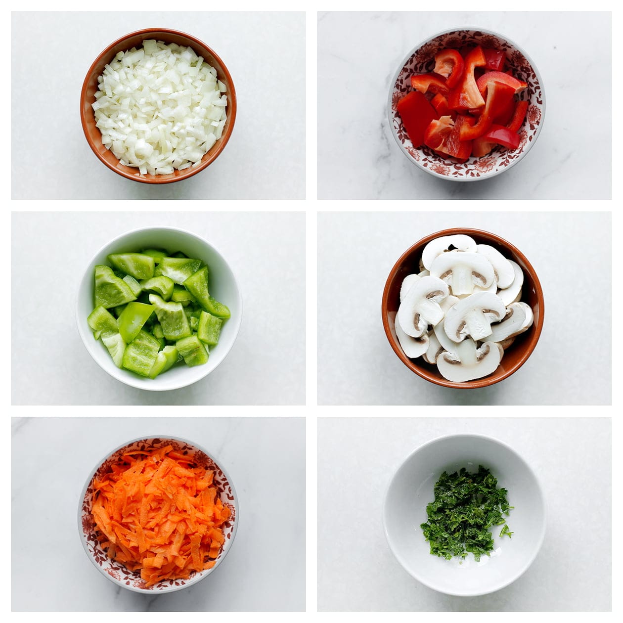 Gele ui, rode paprika, groene paprika, champignons, wortel en peterselie