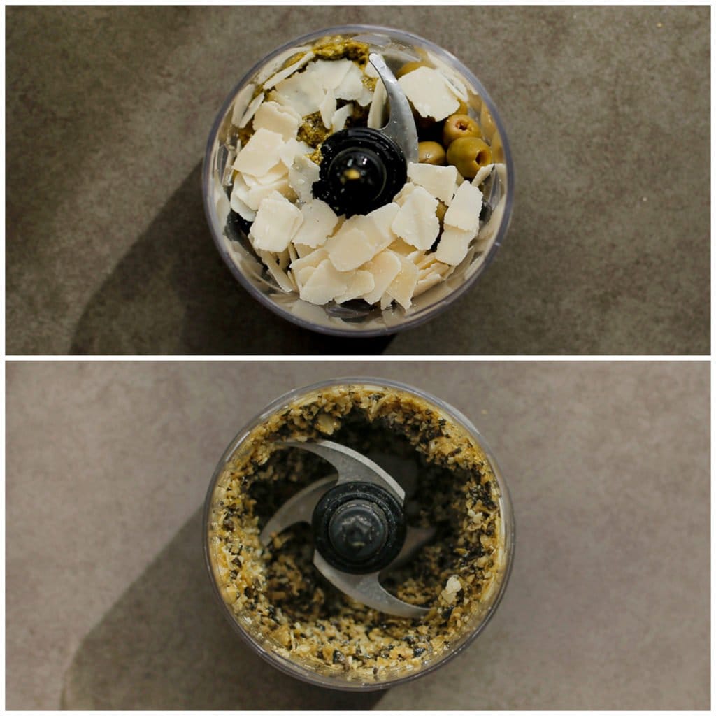 Doe de zwarte olijven, groene olijven, groene pesto en parmezaanse vlokken in een hakmolen. Maal fijn.