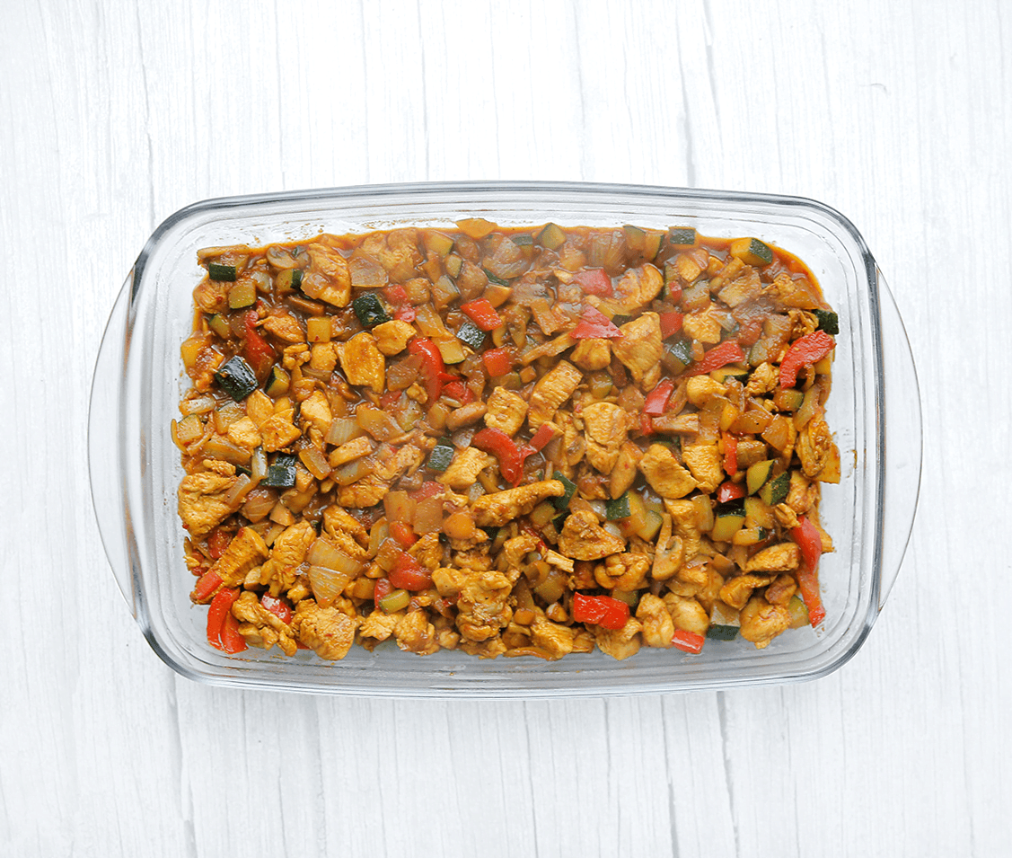 Kipmengsel verdelen over een ovenschaal