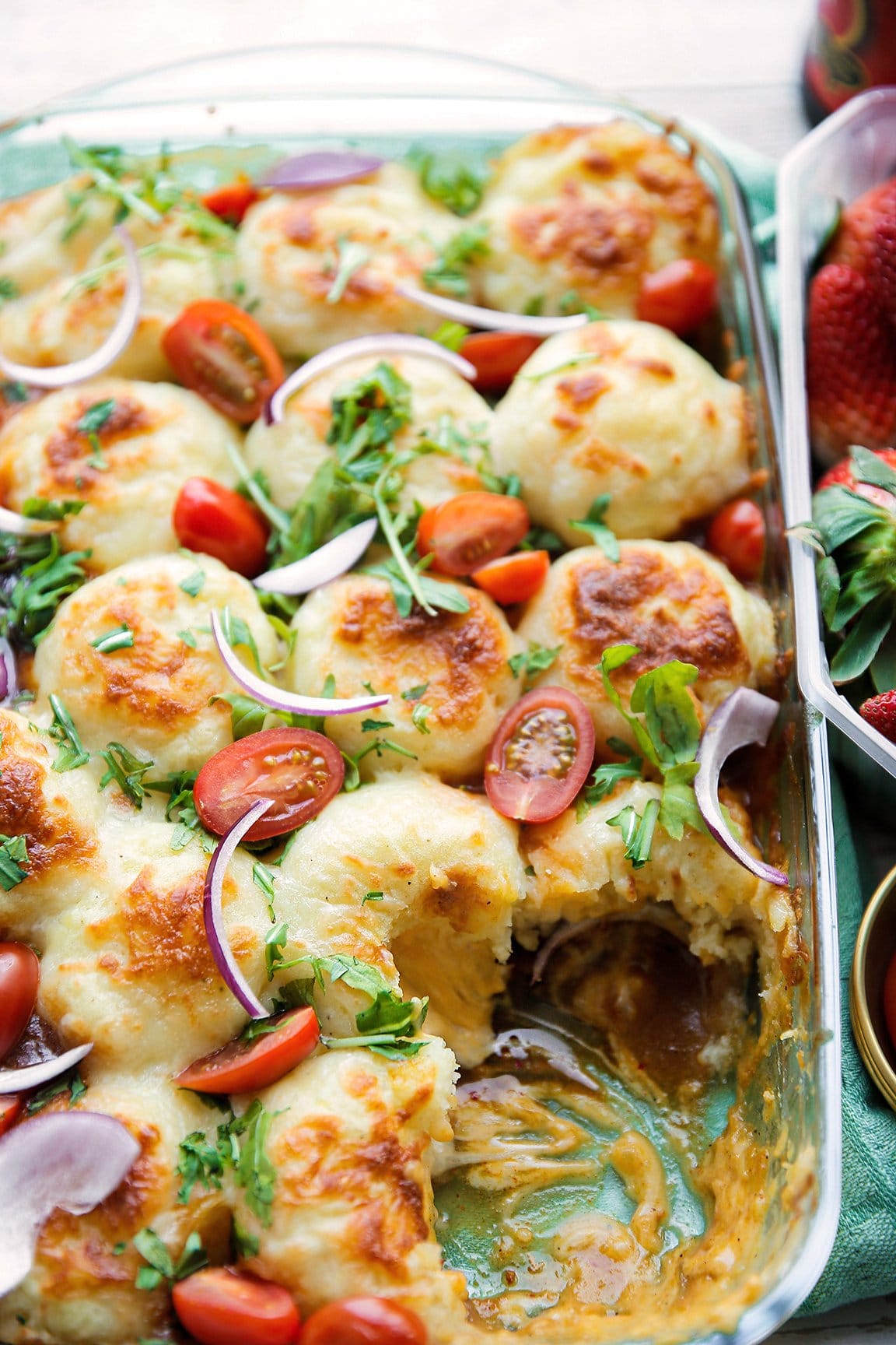 Kipschotel met aardappel-kaasbollen eindresultaat