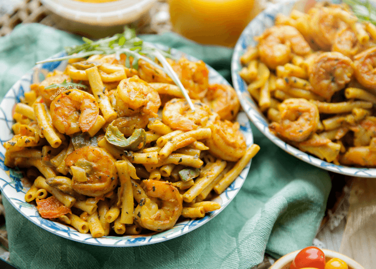 Macaroni met garnalen in currysaus