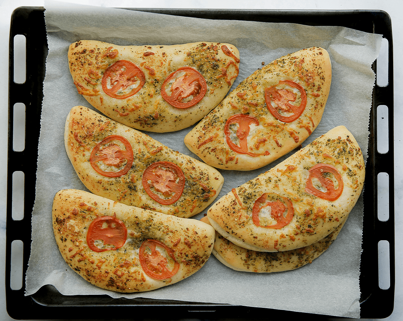 Pestobroodjes bakken in de oven