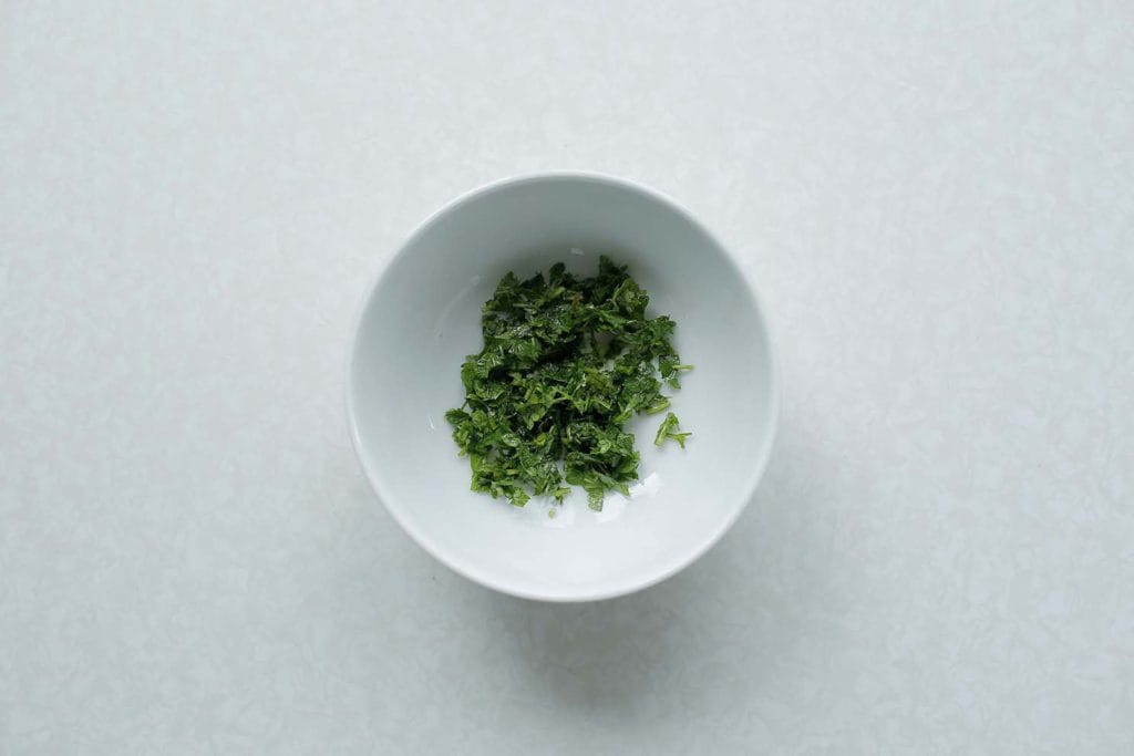 Hak de peterselie fijn.