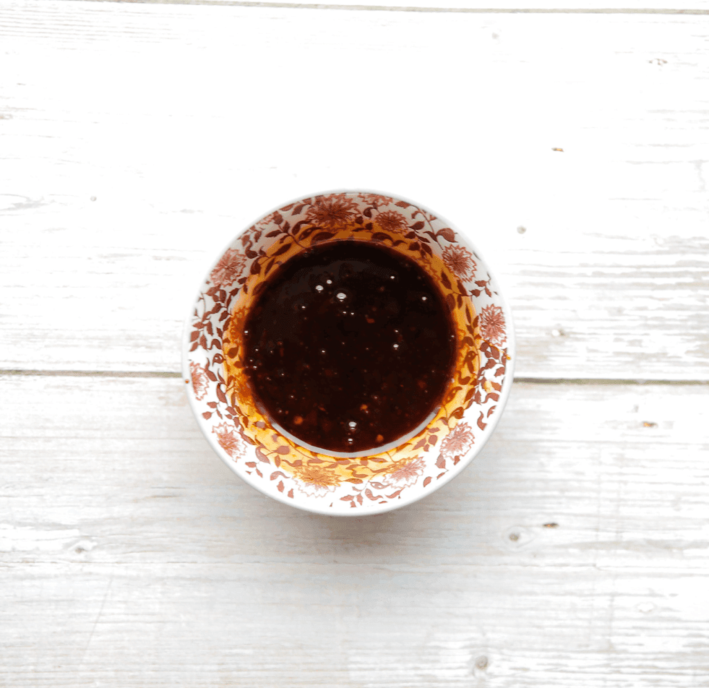 Doe de ketjap manis, chilisaus en sambal in een kom. Meng goed.