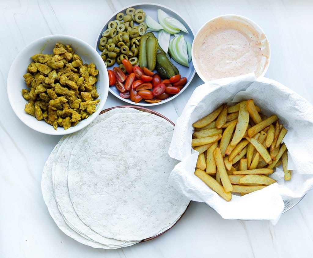 Snijd wat groenten (ik heb augurk, tomaat, olijven en rode ui gebruikt).