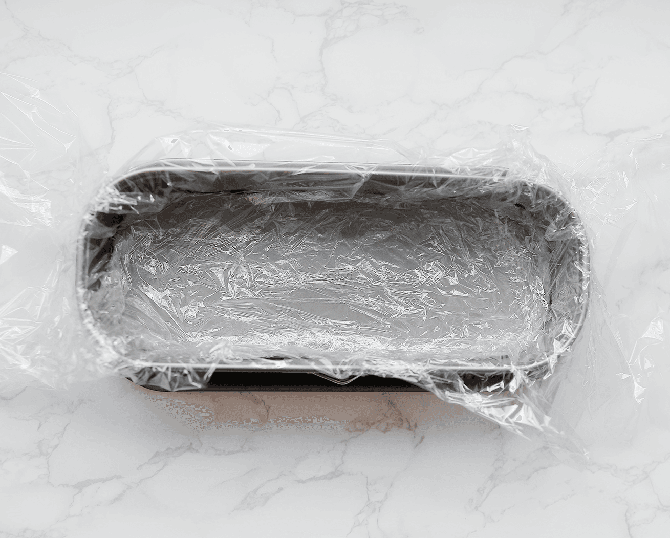 Bakvorm bedekken met huishoudfolie