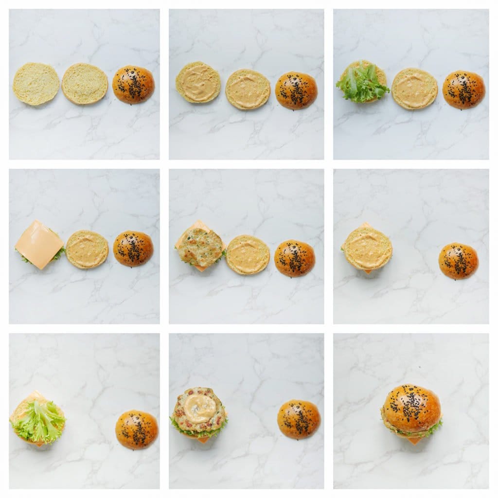 Snijd het hamburgerbroodje in drie lagen. 
- Smeer wat saus over de bodem- en middenlaag van het broodje.
- Leg er wat sla op gevolgd door cheddar kaas en een kipburger.
- Zet de middenlaag van het broodje erop.
- Leg er sla, de kipburger en saus op.
- Leg de top van het broodje erop en prik er een satéprikker in.