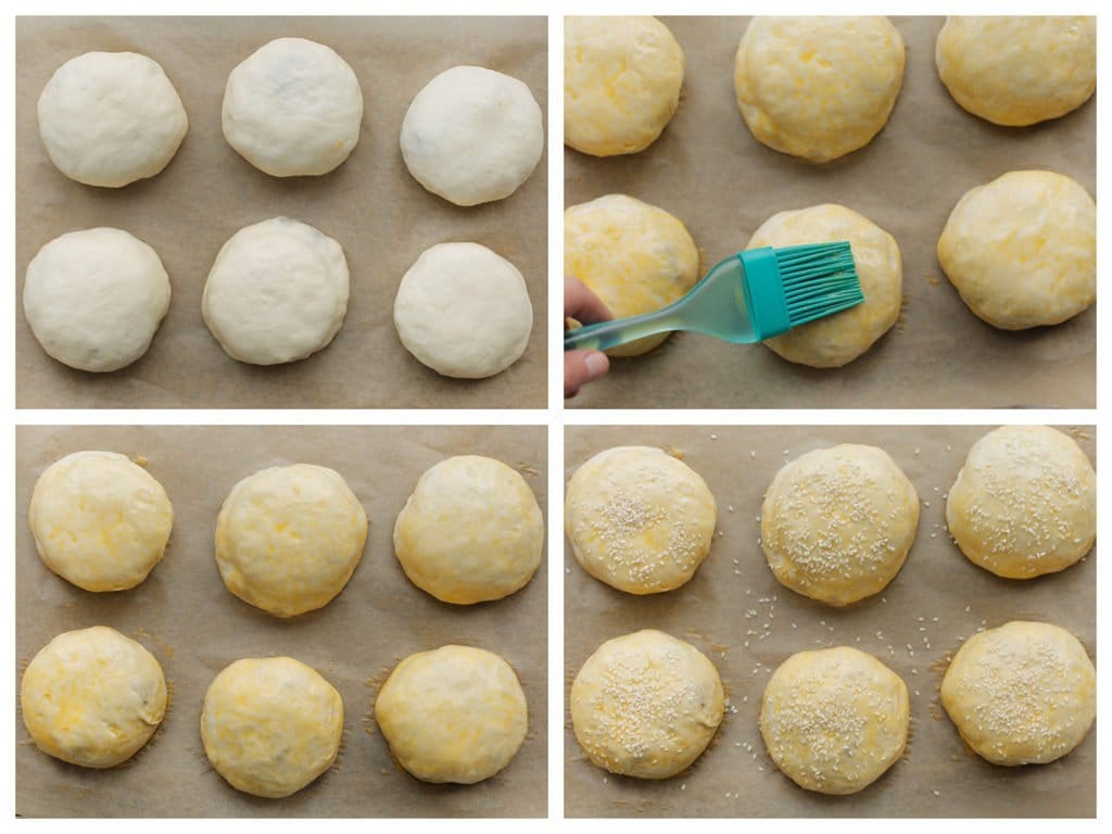 Vouw het deeg goed dicht en leg op een bakplaat. Smeer de bollen in met het eigeel en strooi er wat sesamzaadjes op.