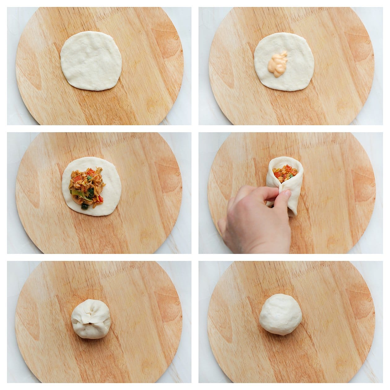 Deeg vullen met het kipmengsel en sambal saus