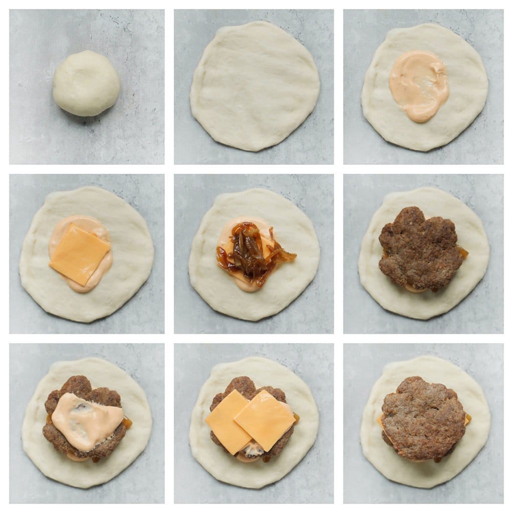 Neem een bolletje deeg en druk iets plat. Werk met deze volgorde:
- Saus
- Kaas
- Gekarameliseerde ui
- Burger
- Saus
- Kaas
- Burger