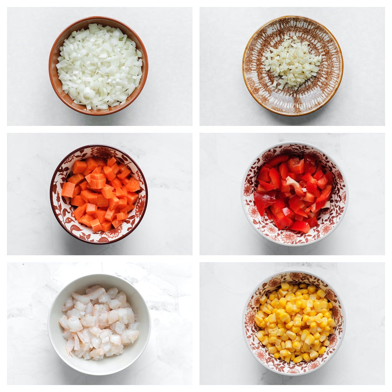 Gele ui, knoflook, wortel, rode paprika, garnalen en mais