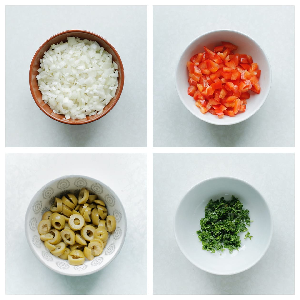 Gele ui, rode puntpaprika, groene olijven en peterselie