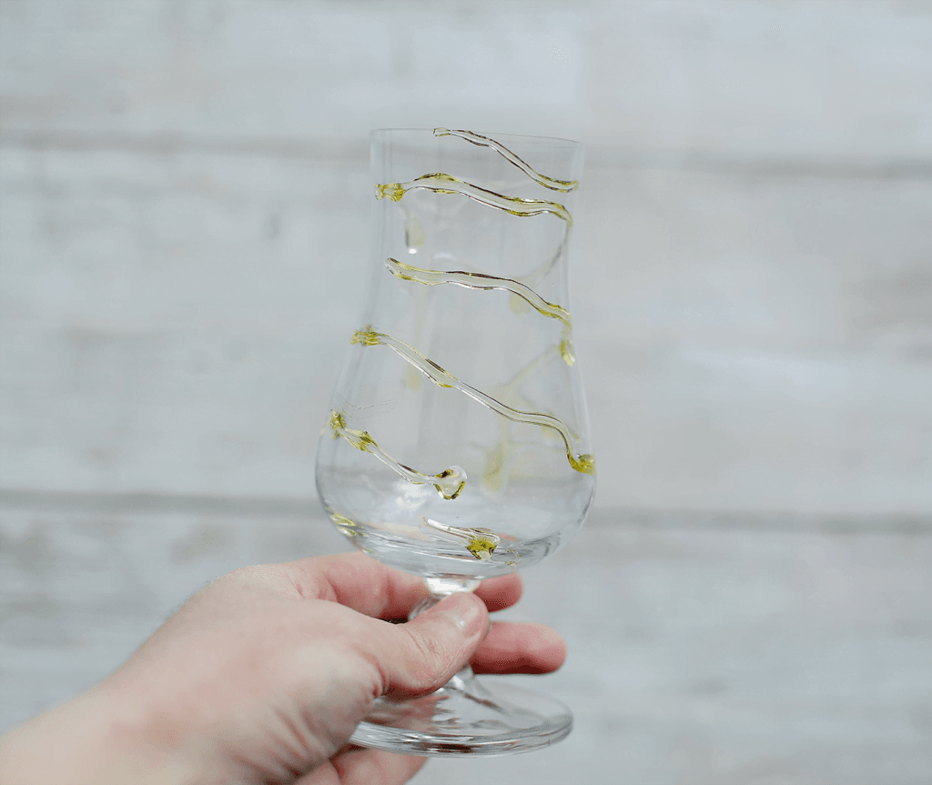 Neem een glas en spuit er een swirl in van honing. 