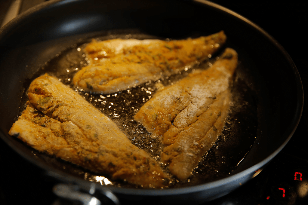 Bak de goudbaars aan beiden kanten gaar. Laat uitlekken op keukenpapier.