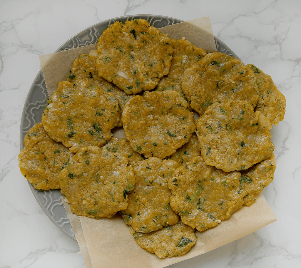 Neem wat van het kipmengsel en vorm er burgers van met een dikte van ongeveer een halve cm (35 g per burger). 