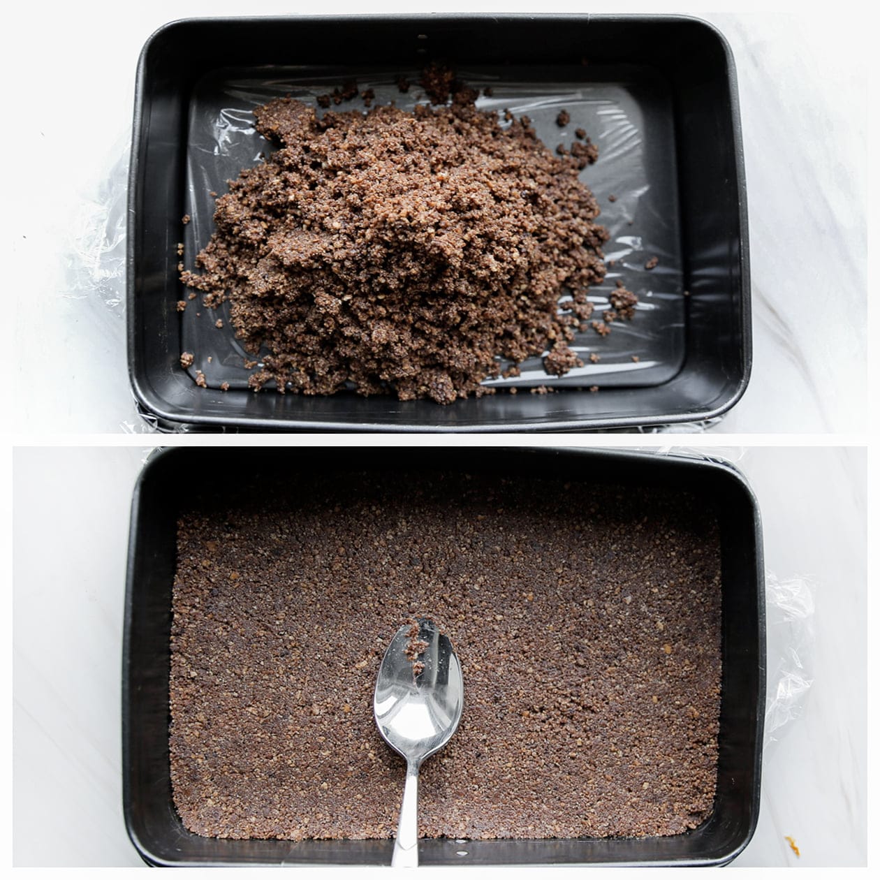 Koekjesdeeg goed en stevig over een bakvorm verdelen