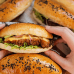 Krokante kipburger met honing mosterdsaus Kookmutsjes