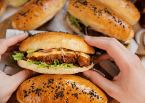 Krokante kipburger met honing mosterdsaus Kookmutsjes