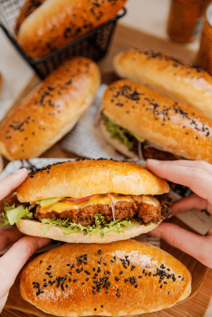 Krokante kipburger met honing mosterdsaus eindresultaat