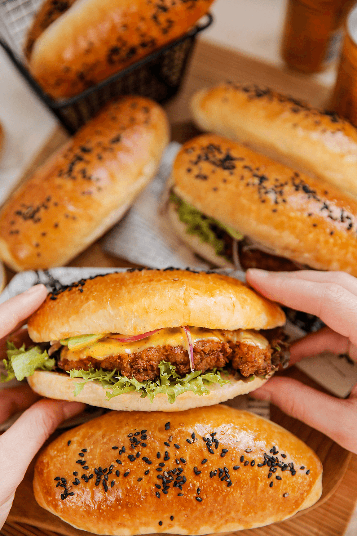 Krokante kipburger met honing mosterdsaus eindresultaat