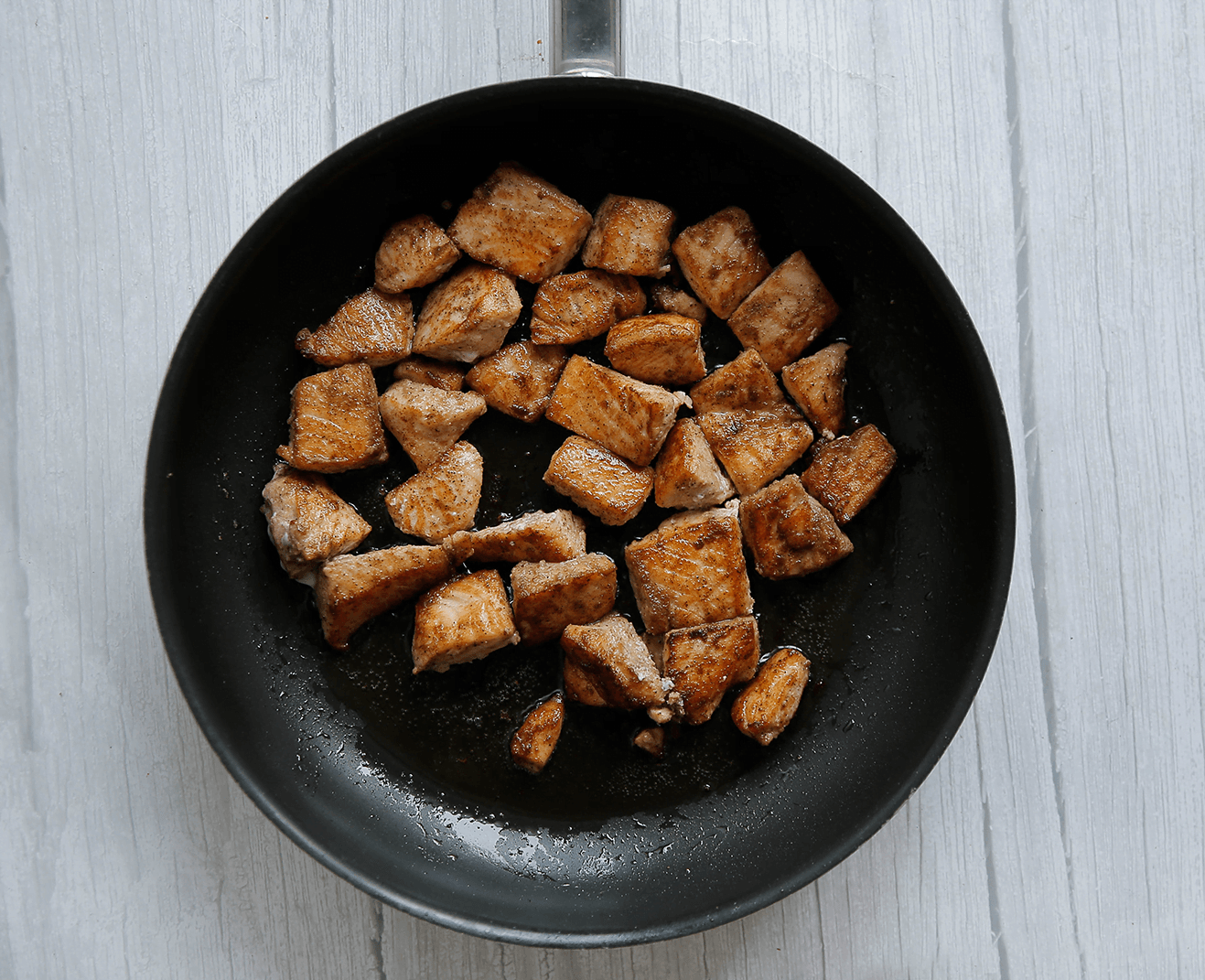 Zalmblokjes gaar bakken in een koekenpan