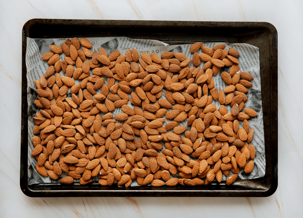 Doe de amandelen in een voorverwarmde oven op 200 ℃. Bak 8-10 minuten