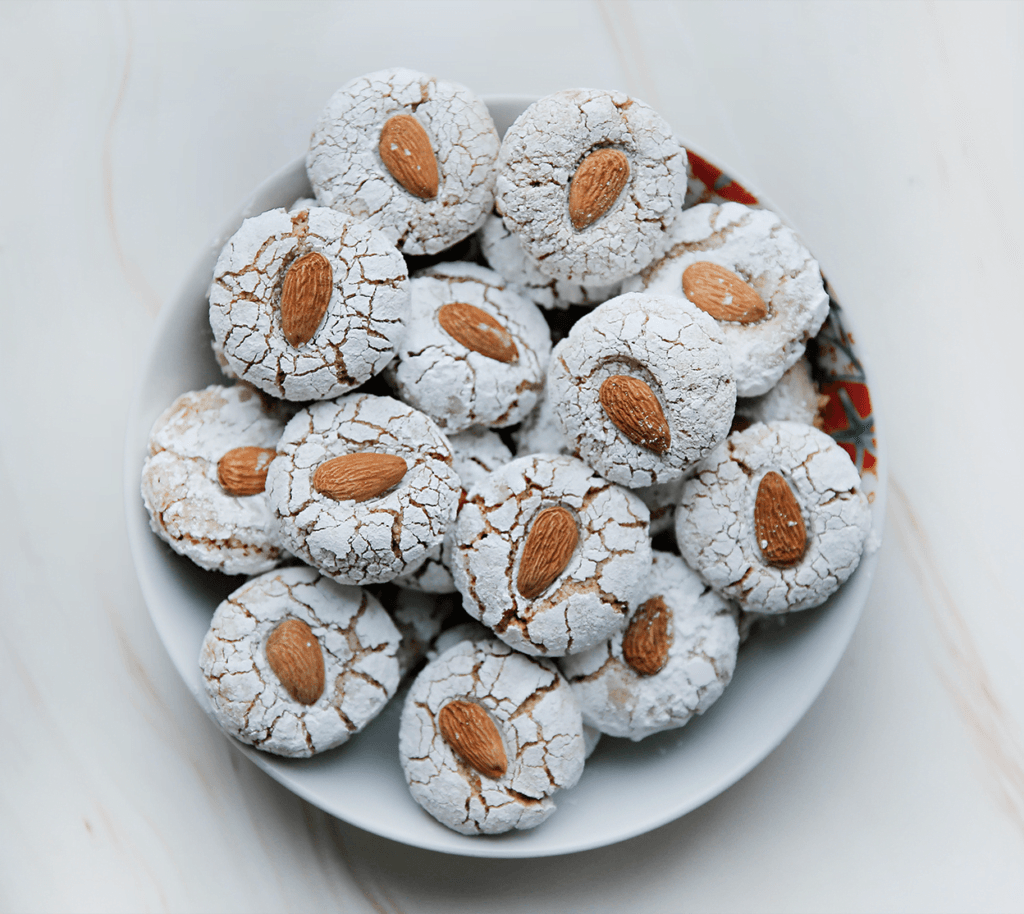 Zet de koekjes in een voorverwarmde oven op 175℃. Bak 8-10 minuten. Houd de baktijd en de koekjes goed in de gaten! Elke oven werkt anders. Tip: leg eerst 1 koekje in de oven om te kijken hoe het gaat.